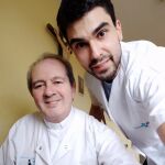 El capellán del Hospital Clínico Universitario de Valladolid, Jaime Arenaga, junto a Fran, un miembro de su equipo en estos días de pandemia