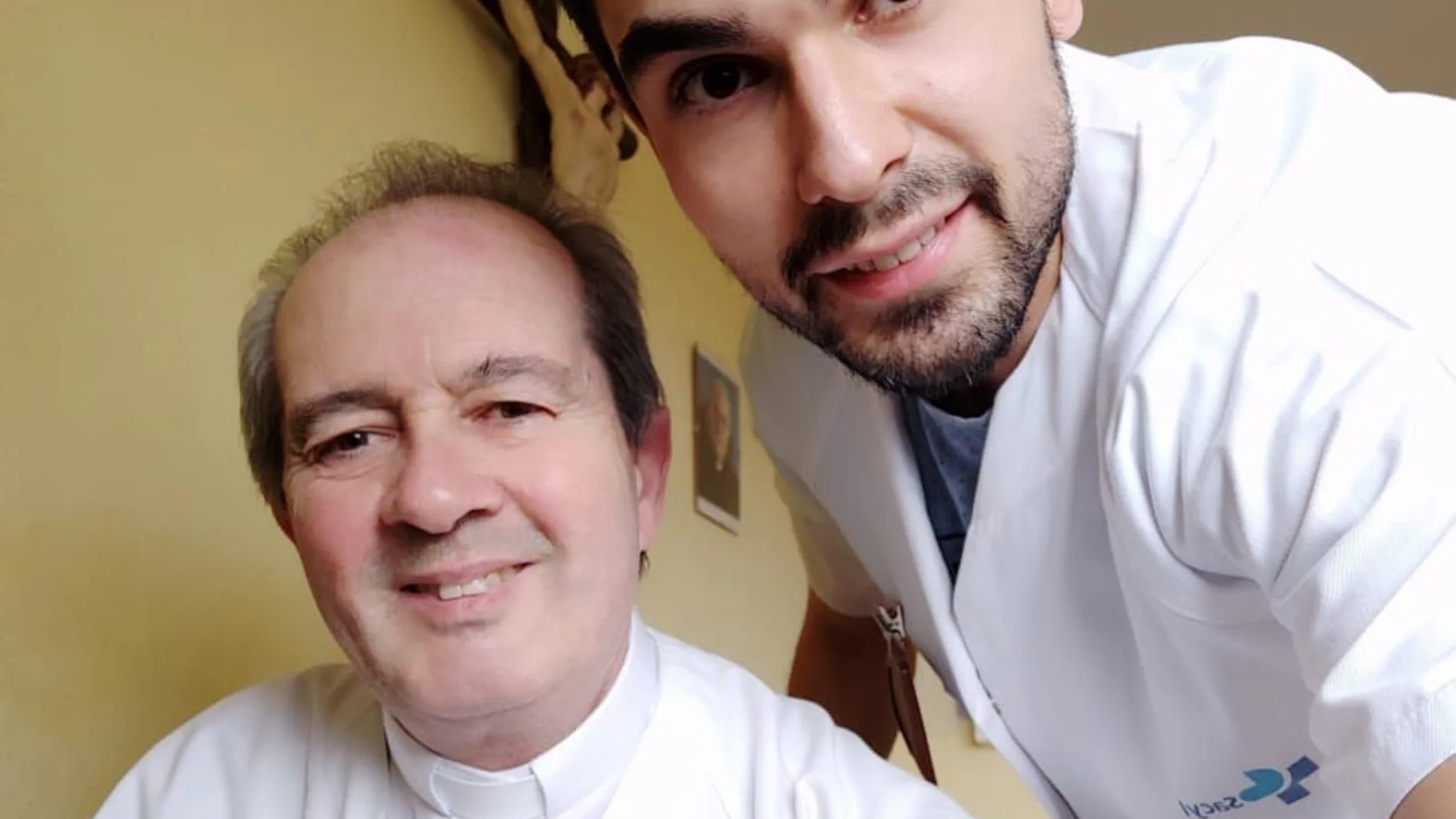 El capellán del Hospital Clínico Universitario de Valladolid, Jaime Arenaga, junto a Fran, un miembro de su equipo en estos días de pandemia