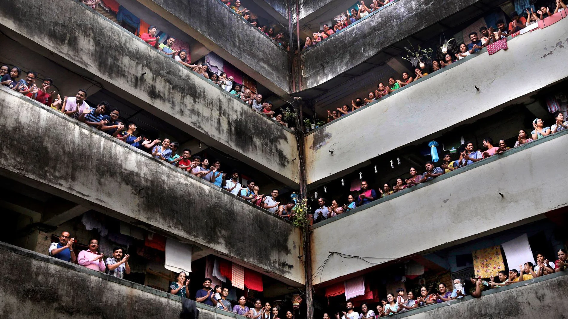 Aplausos a los sanitarios en Bombay