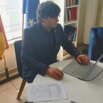 Carles Puigdemont, en su residencia de Waterloo, durante una votación telemática del Pleno del Parlamento Europeo