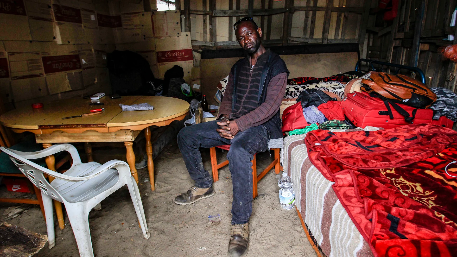 Balla Coullibaly dentro de su vivienda en un asentamiento de inmigrantes de Moguer