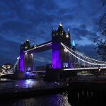 London (United Kingdom), 16/04/2020.- The Shard (R) and the Tower Bridge are illuminated blue to support the National Health Service (NHS) in London, Britain, 16 April 2020. 'Clap For Our Carers' is an initiative started by Annemarie Plas where members of the public at 8pm on Thursday give a round of applause for key workers, particularly NHS staff on the frontline treating patients with coronavirus. (Reino Unido, Londres) EFE/EPA/FACUNDO ARRIZABALAGA