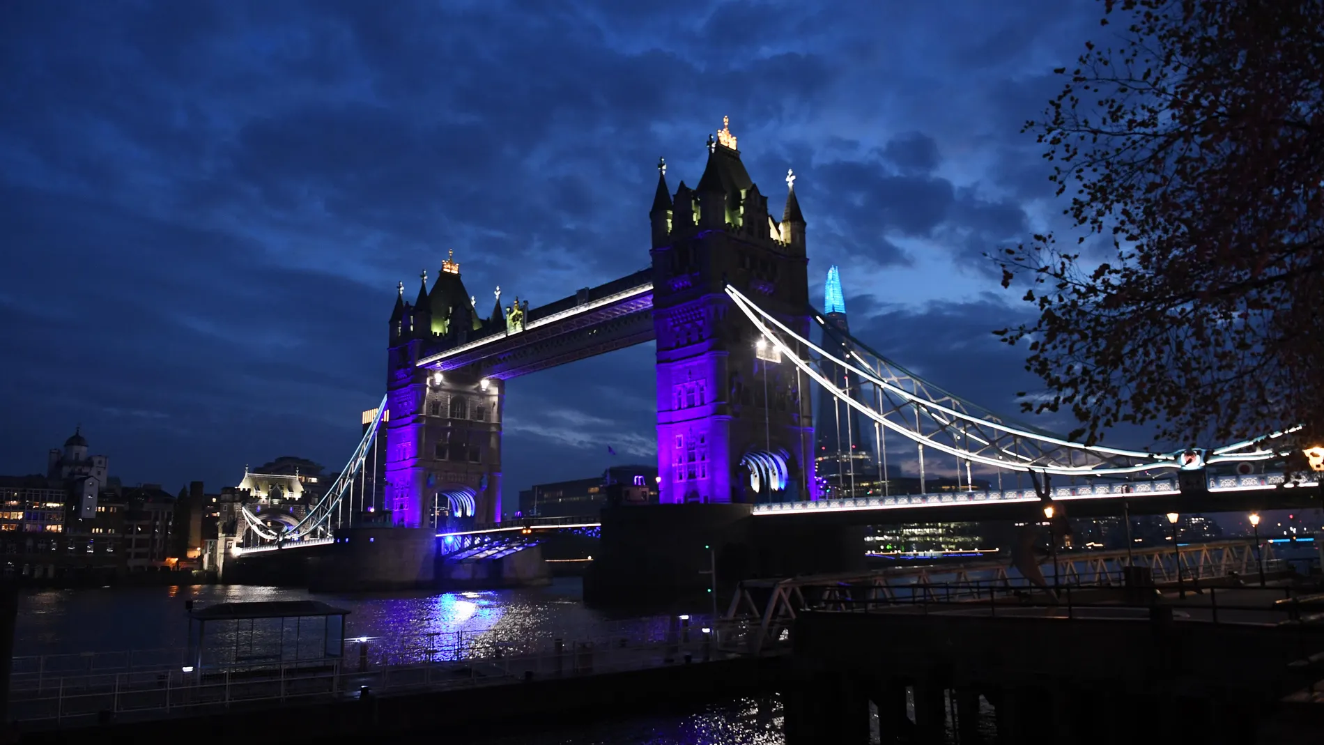London (United Kingdom), 16/04/2020.- The Shard (R) and the Tower Bridge are illuminated blue to support the National Health Service (NHS) in London, Britain, 16 April 2020. 'Clap For Our Carers' is an initiative started by Annemarie Plas where members of the public at 8pm on Thursday give a round of applause for key workers, particularly NHS staff on the frontline treating patients with coronavirus. (Reino Unido, Londres) EFE/EPA/FACUNDO ARRIZABALAGA