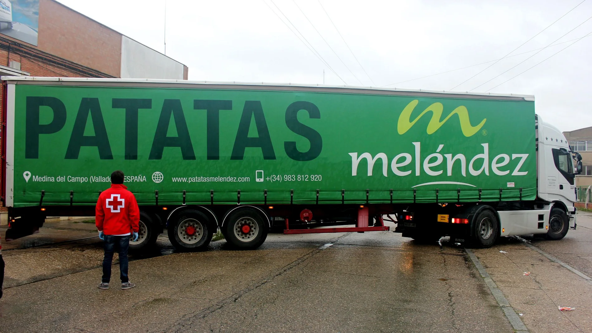 Entrega de patatas a Cruz Roja