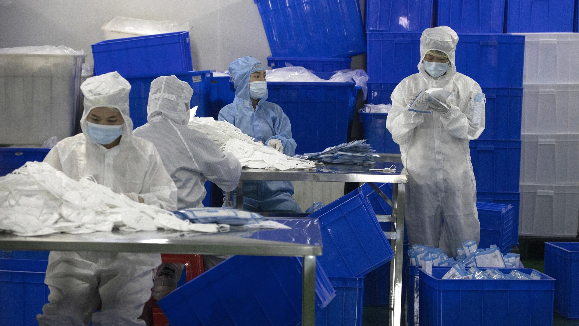 Trabajadores en la fabricación de máscaras en una empresa de Wuhan