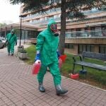 GRAF1535. VALLADOLID, 16/04/2020.- Efectivos del Ejército se disponen a desinfectar la residencia Cardenal Marcelo en Valladolid donde casi los 200 ancianos han dado positivo en el test del coronavirus realizado recientemente. EFE/Nacho Gallego