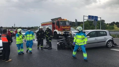 Accidente con un vehículos en la M-503EMERGENCIAS 11216/04/2020