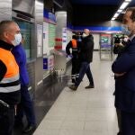 El vicepresidente de la Comunidad de Madrid, Ignacio Aguado observa a un trabajador de seguridad durante su visita a la estación de Metro de Feria de Madrid donde se encuentra Ifema y en la que se han instalado mamparas de protección por el coronavirus. Efe/Ballesteros