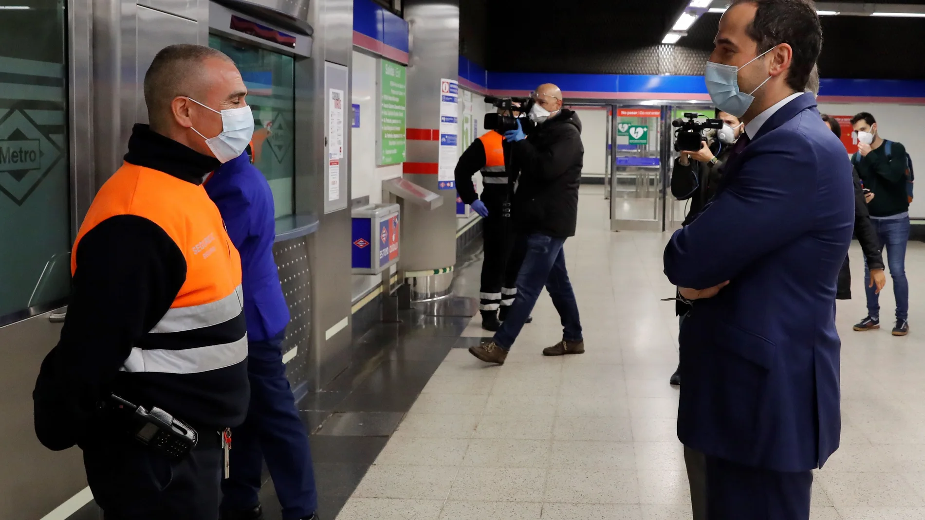 Nuevas mamparas de protección por el coronavirus en el Metro de Madrid