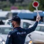 Un agente controla el tráfico en la zona italiana de Chianti
