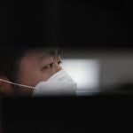 Un empleado de banco con máscarilla en Seúl, Corea del Sur