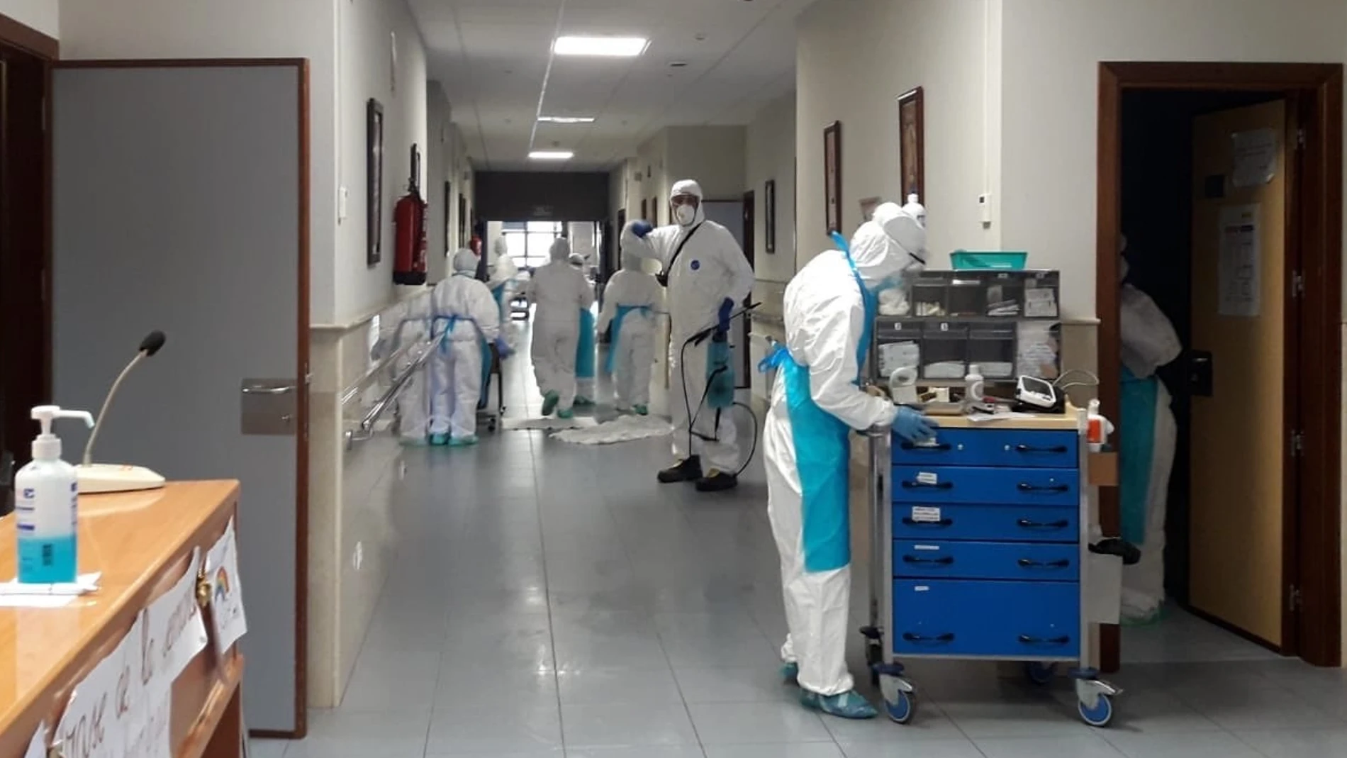 Personal sanitario y de limpieza de una de las residencias de la Diputación de Valladolid