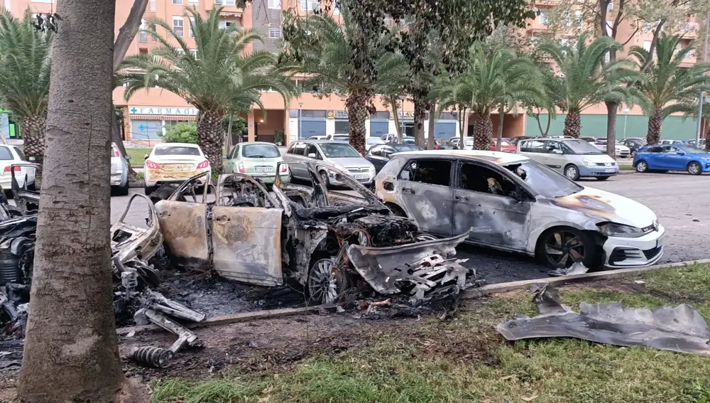 Vehículos afectados tras el incendio