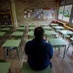 Un profesor en una clase vacía de un colegio de Aranda de Duero (Burgos)