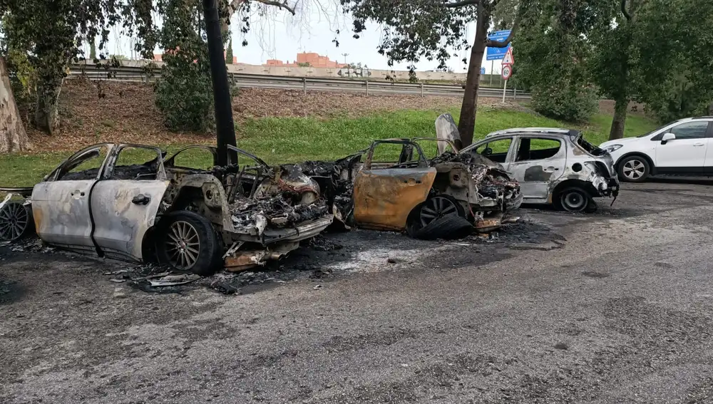 Vehículos afectados tras el incendio