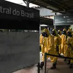 -FMiembros del ejército brasileño realizan limpieza y desinfección de los trenes