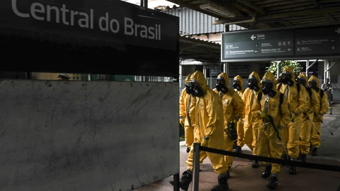 -FMiembros del ejército brasileño realizan limpieza y desinfección de los trenes