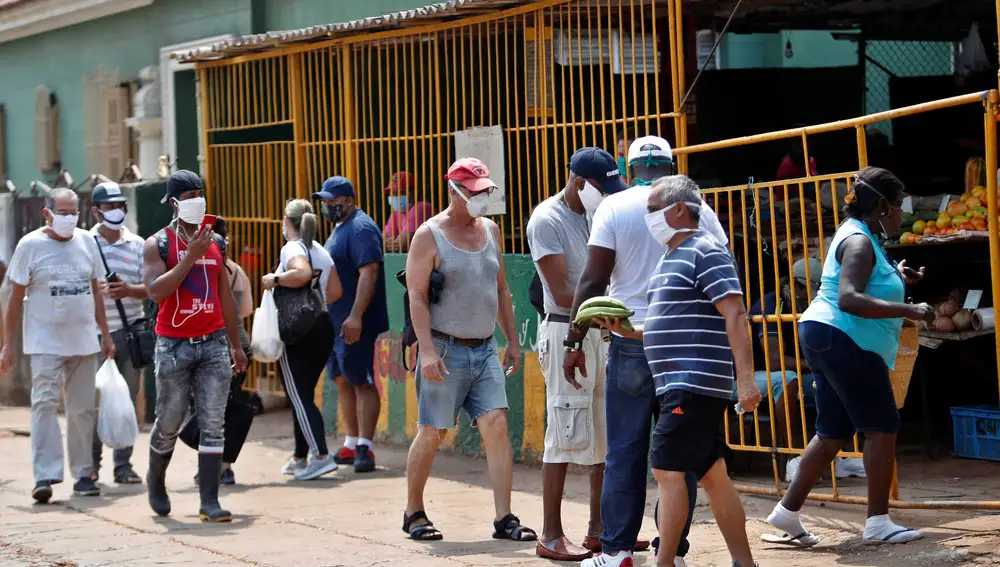 Personas esperan su turno para comprar en un agromercado en La Habana (Cuba)