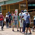  El dilema del coronavirus en Cuba: quédate en casa o haz la cola del pollo