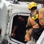 Bomberos estadounidenses rescatan a un camionero atrapado en la cabina que colgaba de un puente en Virginia, EE.UU