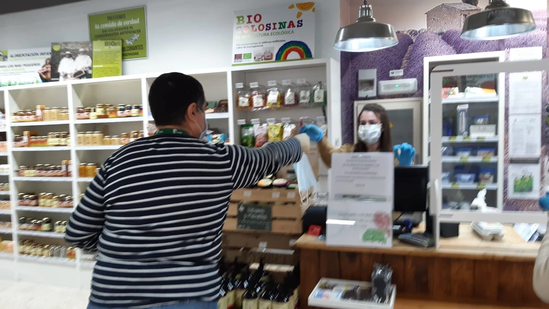 Valencia.- Paterna reparte 1.000 mascarillas entre empleados y clientes de los comercios abiertos
