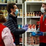 El líder del PP, Pablo Casado durante su visita al enconomato de Cáritas en el barrio de Tetuán (Madrid)