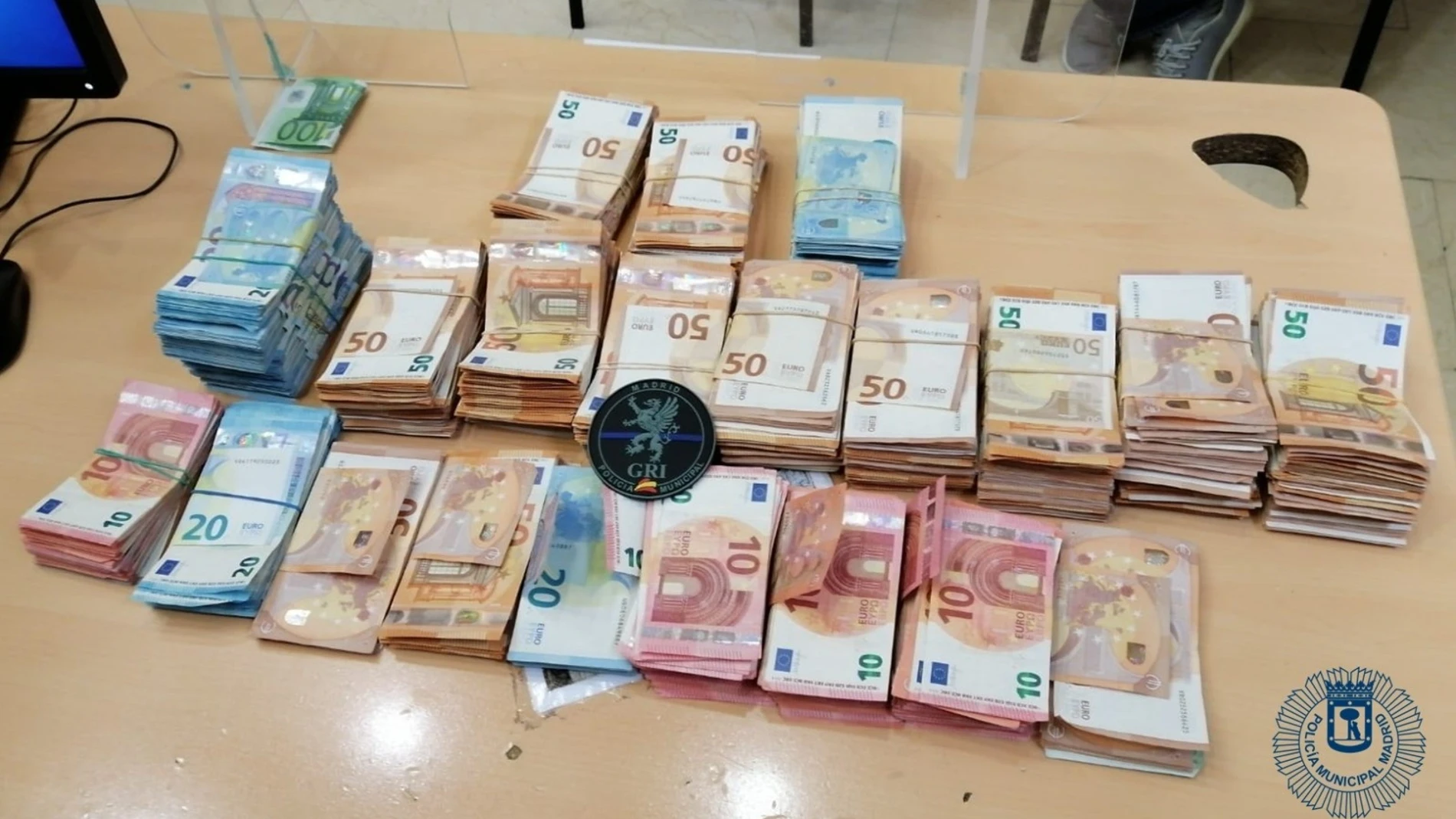 Sucesos.- Dos detenidos, 129.000€ euros y 190 gramos intervenidos a dos conductores en controles de la Policía Municipal