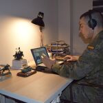 Un militar sigue desde su ordenador la clase. Foto: Ejército de Tierra