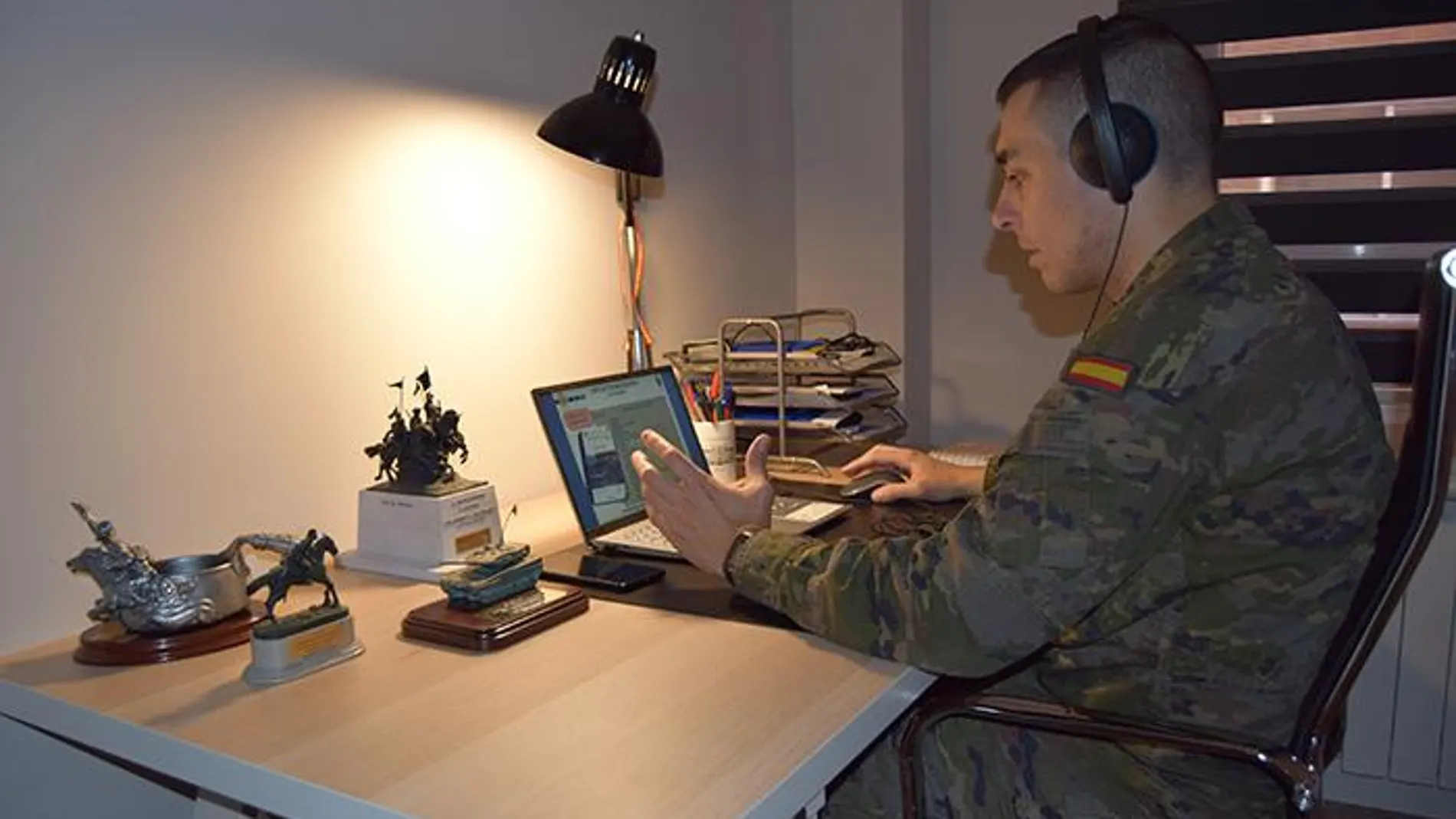 Un militar sigue desde su ordenador la clase. Foto: Ejército de Tierra
