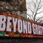 Póster de agradecimiento a las trabajadores del hospital New York-Presbyterian en Nueva York