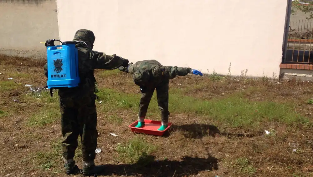 Militares de la Brilat se desinfectan tras una jornada dura de trabajo