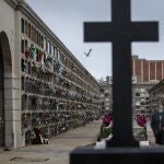 Familiares de su madre fallecida en el cementerio de Poble Nou en Barcelona