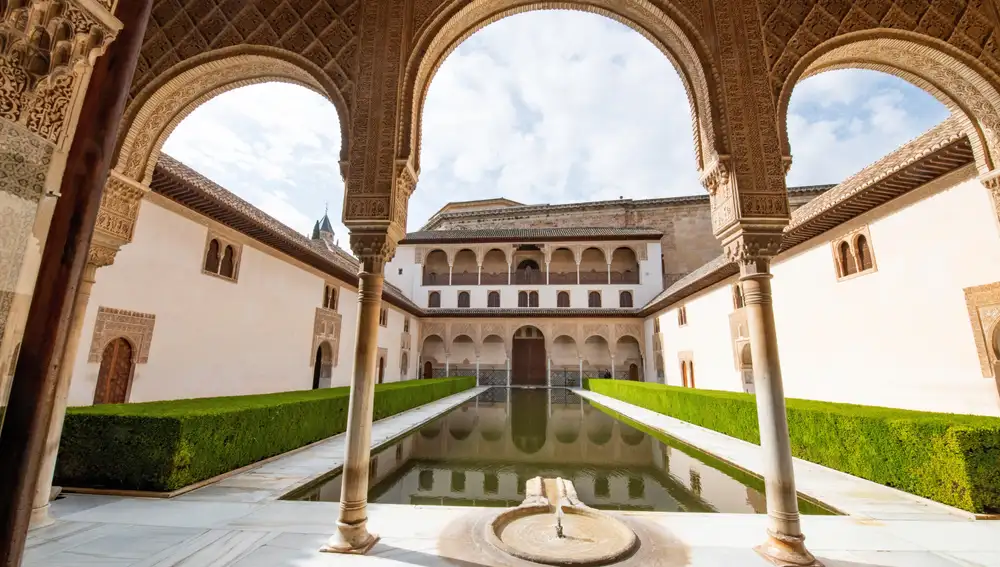 Vista del patio de los Arrayanes de la Alhambra