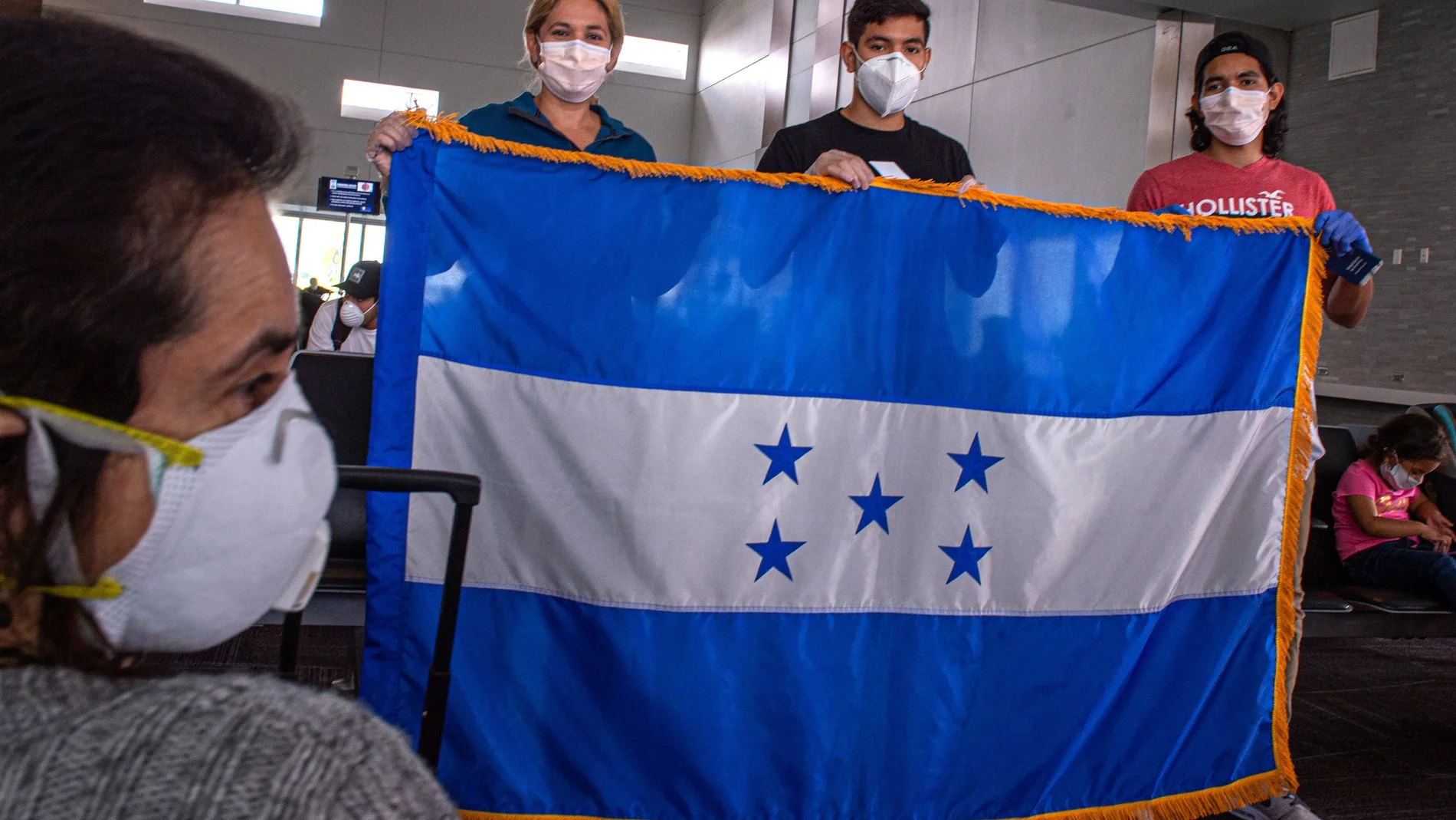 Un vuelo especial desde Florida se lleva a casa a 150 hondureños varados