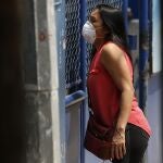 Una mujer espera información sobre los inmigrantes deportados de Estados Unidos en Guatemala