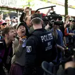 Policía junto a manifestantes en Berlín contra el encierro