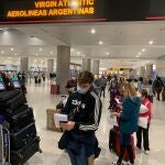 USA1129. MIAMI (FL, EEUU), 18/04/2020.- Fotografía cedida por el consulado de Argentina en Miami donde aparece varios de los argentinos que estaban varados en la ciudad por el coronavirus en la fila para embarcar este sábado en el Aeropuerto Internacional de Miami (EEUU). Doscientos cuarenta y tres argentinos que habían quedado varados en EE.UU. en medio de la pandemia del COVID-19 y son considerados de extrema vulnerabilidad partieron este sábado de regreso a su país en un vuelo especial de Aerolíneas Argentinas que despegó del Aeropuerto Internacional de Miami. EFE/Consulado de Argentina/ SOLO USO EDITORIAL/NO VENTAS