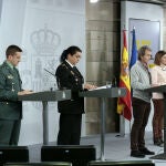 (I-D) El jefe del Estado Mayor de la Guardia Civil, José Manuel Santiago Marín, la comisaria principal, María Pilar Allué, el director del Centro de Coordinación de Alertas y Emergencias Sanitarias del Ministerio de Sanidad, Fernando Simón, la secretaria general de Transportes, María José Rallo del Olmo, y el jefe del Estado Mayor de la Defensa, Miguel Villarroya, durante la rueda de prensa convocada por el Comité Técnico del Covid-19 para informar sobre las últimas novedades respecto a la crisis sanitaria. En Madrid, (España), a 18 de abril de 2020.