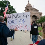 April 18, 2020 - Austin, Texas USA: A few hundred Texans flaunt social distancing guidelines in an InfoWars inspired rally at the Texas Capitol where founder Alex Jones encourages the crowd with right-wing rhetoric. Gov. Greg Abbott announced Friday relaxed restrictions on business starting next week. (Bob Daemmrich/Contacto)18/04/2020 ONLY FOR USE IN SPAIN