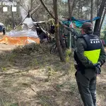  Coronavirus: desmantelan una acampada ilegal con tiendas y equipos de sonido cerca de Barcelona