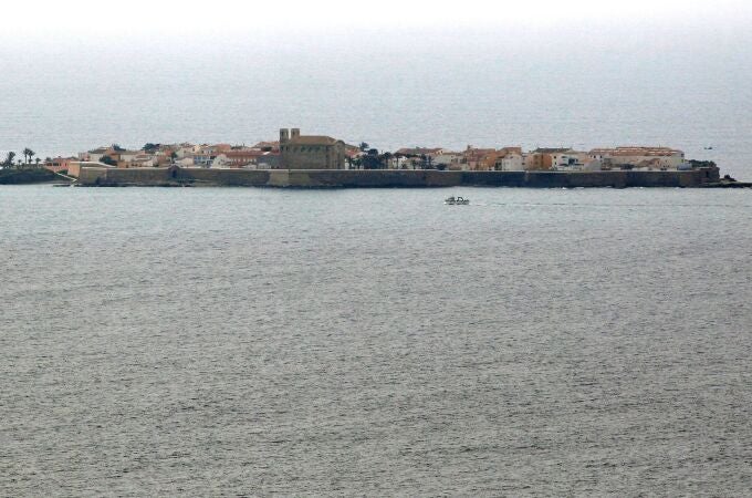 La Santa María es la encargada de abastecer desde Santa Pola a los algo más de 70 habitantes de la isla de Tabarca que desde el confinamiento por el COVID-19 sólo reciben su visita una vez a la semana con frutas,verduras,carne,pescado,pan y bebidas