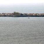 La Santa María es la encargada de abastecer desde Santa Pola a los algo más de 70 habitantes de la isla de Tabarca que desde el confinamiento por el COVID-19 sólo reciben su visita una vez a la semana con frutas,verduras,carne,pescado,pan y bebidas