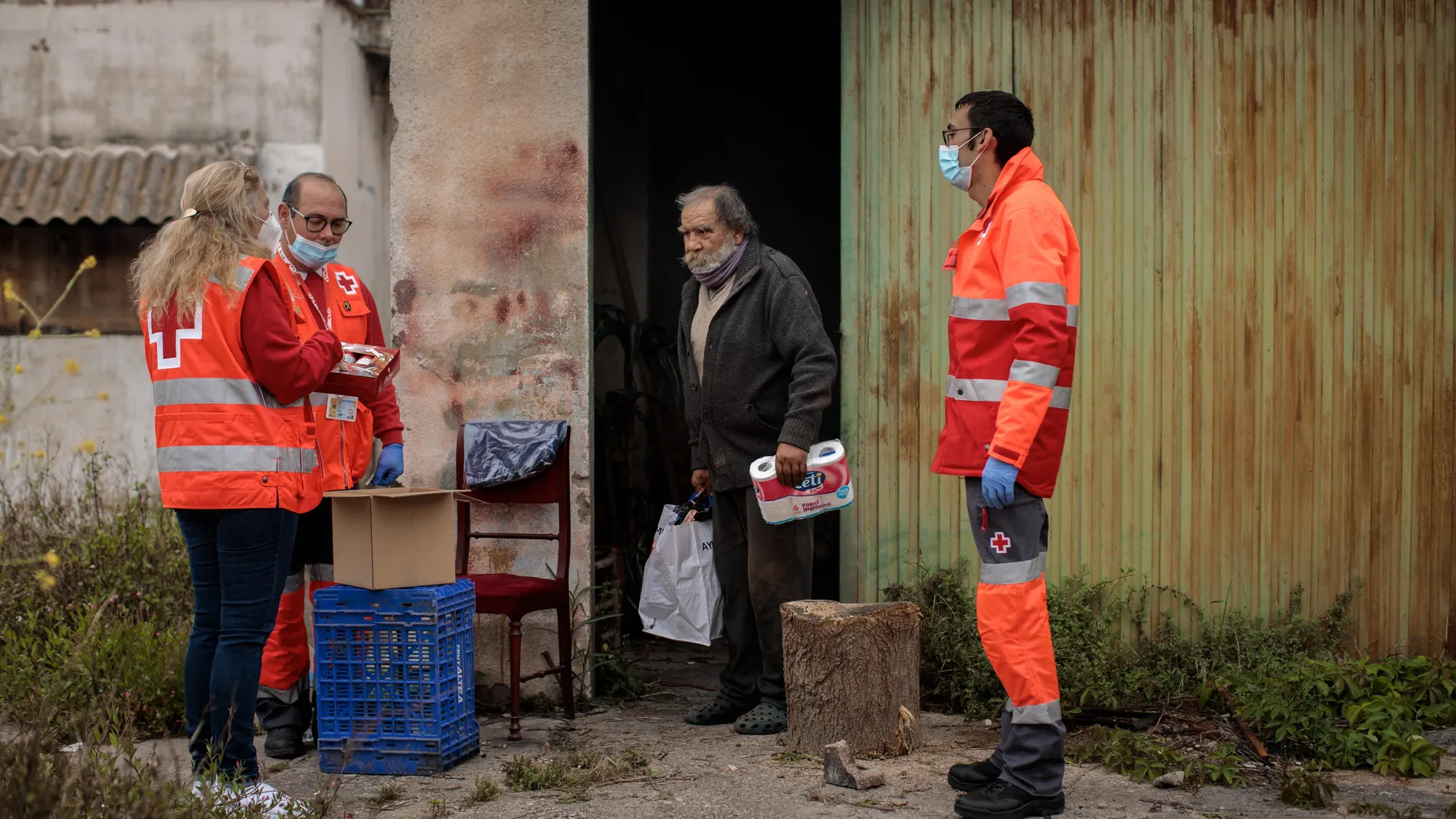 Voluntarios de Cruz Roja llevan comida a "sintecho" solitarios y aislados (Fotogaleria)