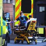 Sanitarios atienden a un paciente en el Roya Hospital de Londres
