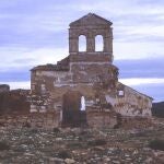 Vista general de las ruinas de la iglesia de Peñarrubia, fotografía obtenida cuando bajan las aguas del pantano