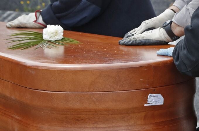 Entierro de una víctima de coronavirus en el Cementerio Parroquial Nuestra Señora de La Antigua, ayer, en Madrid