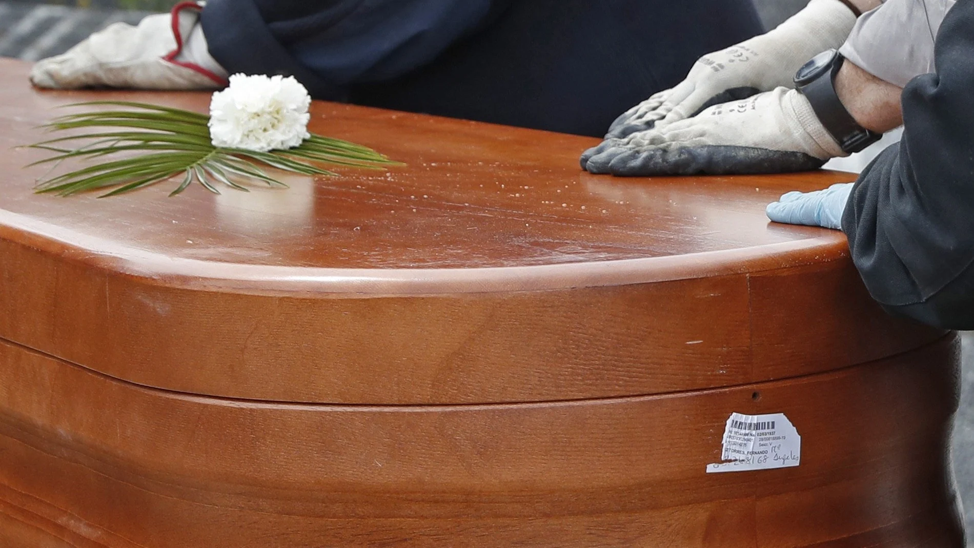 Entierro de una víctima de coronavirus en el Cementerio Parroquial Nuestra Señora de La Antigua, ayer, en Madrid