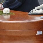 - Entierro de una víctima del coronavien el Cementerio Parroquial Nuestra Señora La Antigua, hoy domingo en el madrileño distrito de Vicálvaro.
