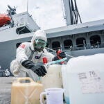 Militares taiwaneses desinfectan el barco "Panshi" en la base naval de Zuoying