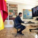 El presidente del Gobierno, Pedro Sánchez, durante la reunión por videoconferencia que ha mantenido este lunes con el líder del PP, Pablo Casado,